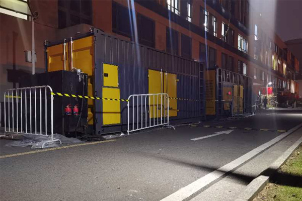 隆化柴油发电机组的输出电压是如何调节的？