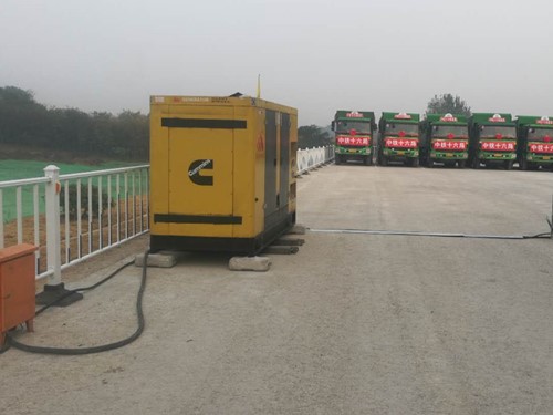 隆化电力系统的稳定性和设备兼容性如何影响发电机组的频率规格？