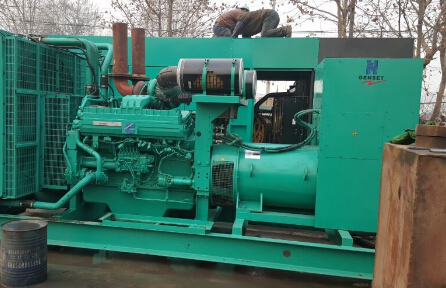 隆化发电机组如何判断水冷式机油散热器内部是否需要清洗？